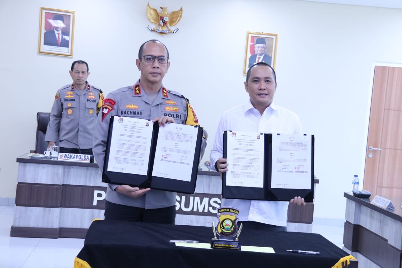Kapolda Sumsel, Irjen Pol Rachmad Wibowo SIK melakukan penandatanganan Perjanjian Kerja Sama (PKS) dengan Ketua KPU Sumsel Andika Pranata Jaya