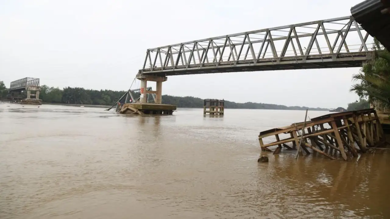 Jembatan Penghubung Desa di Muba Ambruk, Pemprov Sumsel Lakukan Kajian Perbaikan