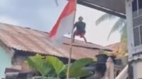 Aksi Nekat Maling Berujung Apes, Pura-pura Gila di Atap Rumah Warga Palembang