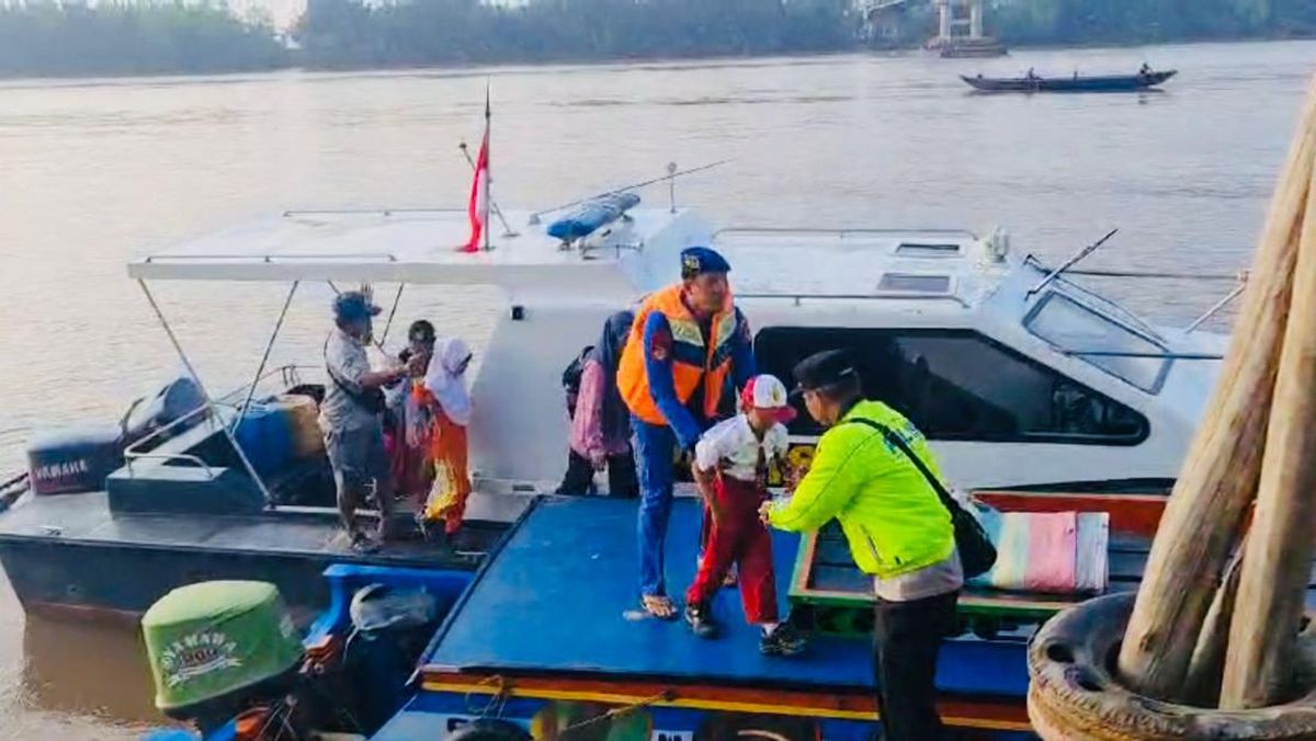 Satpolairud Polres Muba Sediakan Kapal Penyeberangan untuk Warga Terdampak Ambruknya Jembatan Lalan