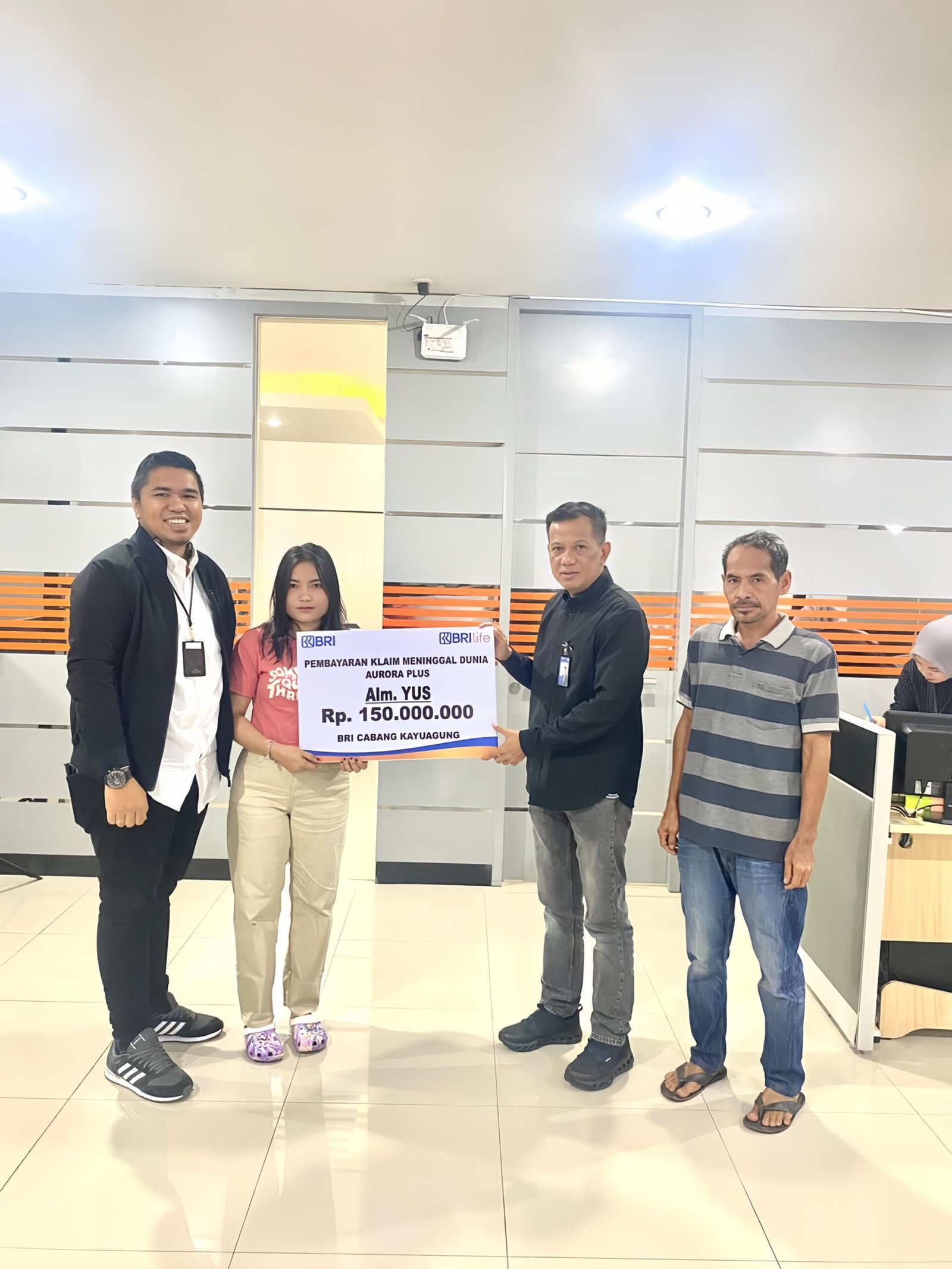 Penyerahan kepada keluarga almarhum Yus