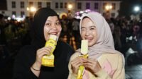 Pengunjung menikmati Aice Crispy Balls Shine Muscat